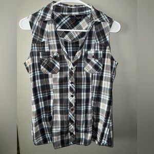 Women’s sleeveless button down top 💕